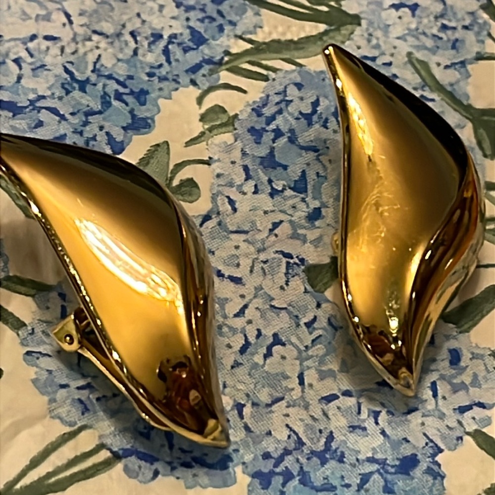 Dior 18K GOLD PLATED STAMPED SCULPTURAL EARRINGS - Picture 5 of 17